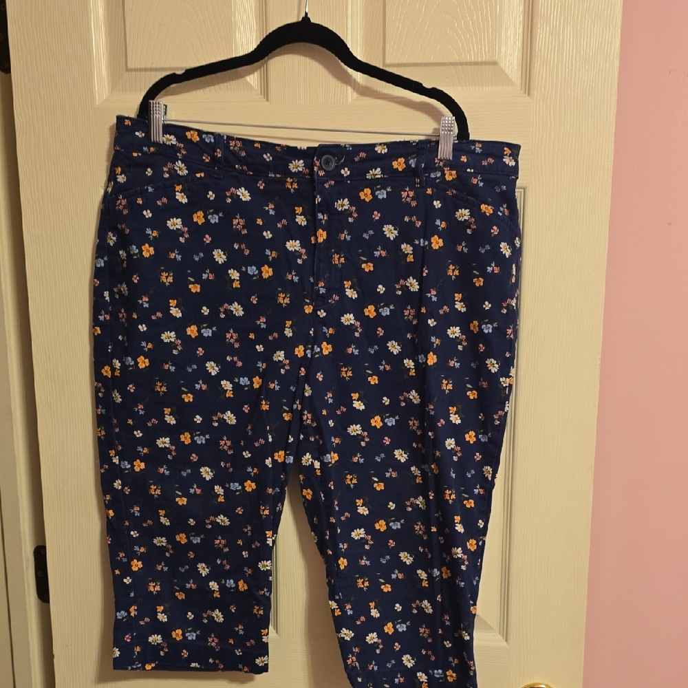St.‎ John's Bay Navy Floral Capris